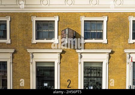 Büro zu lassen Zeichen auf einer Backsteinmauer eines Bürogebäudes in London Stockfoto