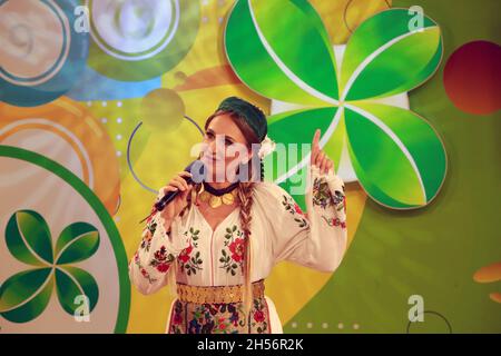 BUKAREST, RUMÄNIEN - 31. Oktober 2021: Anca Pantaru, die Volkssängerin der traditionellen rumänischen Musik, singt im Fernsehstudio von Lottery. Stockfoto