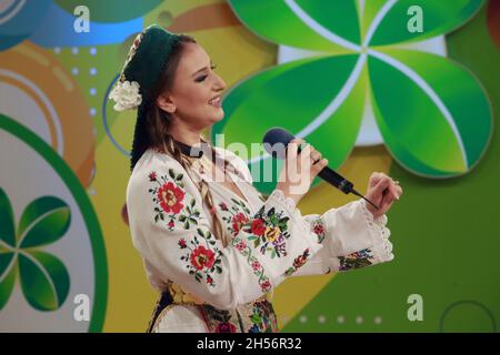 BUKAREST, RUMÄNIEN - 31. Oktober 2021: Anca Pantaru, die Volkssängerin der traditionellen rumänischen Musik, singt im Fernsehstudio von Lottery. Stockfoto