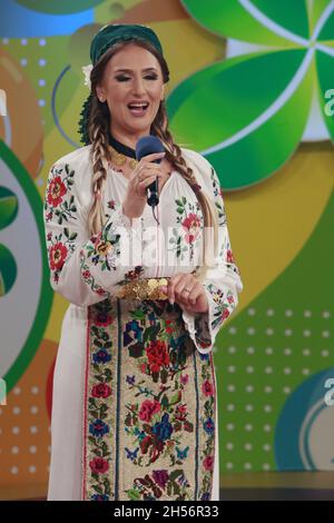 BUKAREST, RUMÄNIEN - 31. Oktober 2021: Anca Pantaru, die Volkssängerin der traditionellen rumänischen Musik, singt im Fernsehstudio von Lottery. Stockfoto