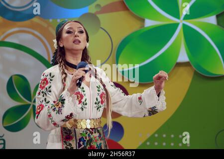 BUKAREST, RUMÄNIEN - 31. Oktober 2021: Anca Pantaru, die Volkssängerin der traditionellen rumänischen Musik, singt im Fernsehstudio von Lottery. Stockfoto