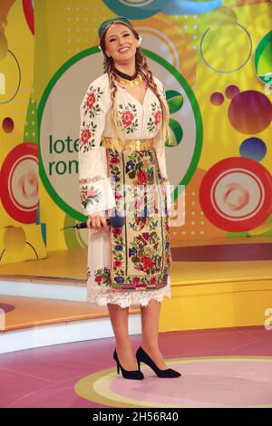 BUKAREST, RUMÄNIEN - 31. Oktober 2021: Anca Pantaru, die Volkssängerin der traditionellen rumänischen Musik, singt im Fernsehstudio von Lottery. Stockfoto