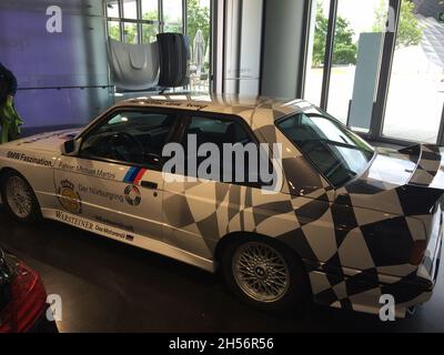 BMW M3 (E30) Ring-Taxi, 1987. Es war die erste der 1972 gegründeten M.BMW Motorsport Linie, einer Tochtergesellschaft von BMW, die Wettbewerbsmodelle entwickelte. Stockfoto