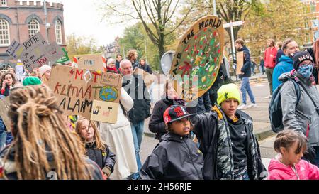 Amsterdam, Niederlande, 06. November 2021. Viele Kinder nahmen an der Demonstration und dem Klimamarsch Teil. Kredit: Steppeland/Alamy Live Nachrichten Stockfoto