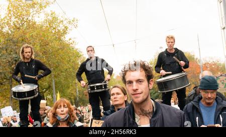 Amsterdam, Niederlande, 06. November 2021. Trommler auf Stelzen unter den Teilnehmern des Klimamarsches. Kredit: Steppeland/Alamy Live Nachrichten Stockfoto