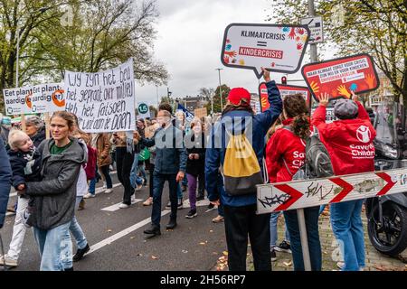 Amsterdam, Niederlande, 06. November 2021. Viele Teilnehmer mit bunten Schildern, darunter einige der NGO „Save the Children“. Kredit: Steppeland/Alamy Live Nachrichten Stockfoto