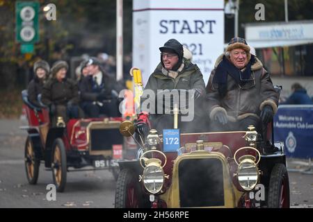 London nach Brighton Veteran und Vintage Car Run Stockfoto