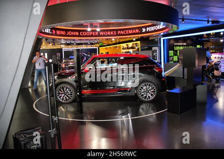 Mini Cooper : John Cooper Works Paceman, rot und schwarz, im Welt Showroom, München, Deutschland, September 2013. Stockfoto