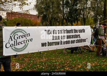 Amsterdam, Niederlande, 06. November 2021. Banner auf dem Westerplein, wo sich die Teilnehmer des Climatmarsches zu den letzten Reden versammelten. Kredit: Steppeland/Alamy Live Nachrichten Stockfoto