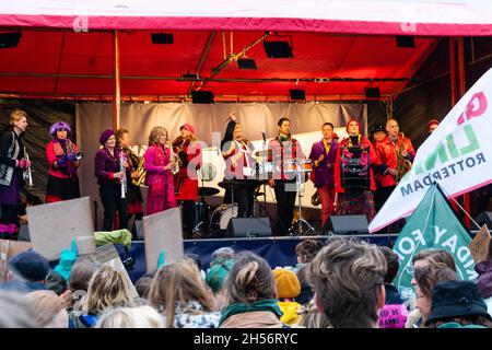 Amsterdam, Niederlande, 06. November 2021. Das Podium-Programm auf dem Westermarkt wird mit Musik der Brassband 'Fanfare van de Eerste Liefdesnacht' eröffnet. Kredit: Steppeland/Alamy Live Nachrichten Stockfoto