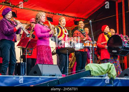 Amsterdam, Niederlande, 06. November 2021. Das Podium-Programm auf dem Westermarkt wird mit Musik der Brassband 'Fanfare van de Eerste Liefdesnacht' eröffnet. Kredit: Steppeland/Alamy Live Nachrichten Stockfoto