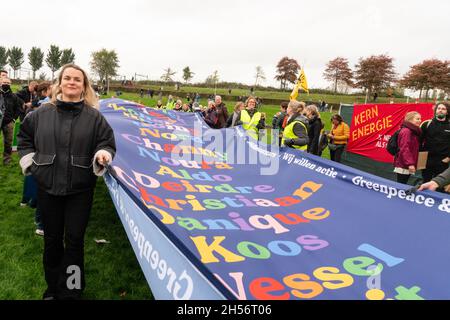 Amsterdam, Niederlande, 06. November 2021. Das riesige Banner mit Namen von greenpaece wird im Westerpark mitgebracht. Kredit: Steppeland/Alamy Live Nachrichten Stockfoto