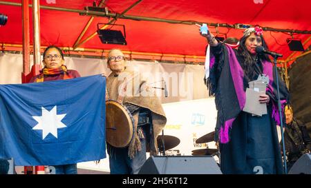 Amsterdam, Niederlande, 06. November 2021. Richtungszeremonie unter der Leitung eines indigenen Aktivisten: Chautuileo Tranamil von der Aralez-Stiftung. Kredit: Steppeland/Alamy Live Nachrichten Stockfoto