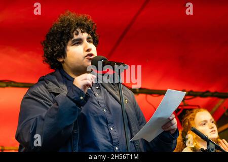 Amsterdam, Niederlande, 06. November 2021. Rede von Mert Kumru – UN-Jugendbeauftragter für Menschenrechte und Sicherheit. Kredit: Steppeland/Alamy Live Nachrichten Stockfoto