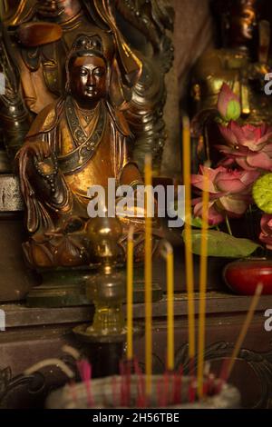 Buddha-Statue, die als Amulette der buddhistischen Religion verwendet wird. Stockfoto