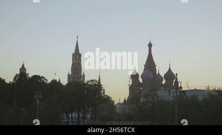 RUSSLAND, MOSKAU - 15. AUGUST 2021: Blick auf Kreml-Gebäude am Horizont am Abend. Aktion. Schöne Gebäude auf dem Roten Platz in Moskau. St. Basil's Ca Stockfoto