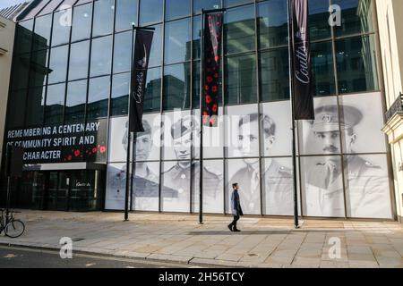 Coutts, Strand, London, Großbritannien. November 2021. Coutts Bank Fenster auf dem Strand dekoriert für den Gedenktag. Kredit: Matthew Chattle/Alamy Live Nachrichten Stockfoto