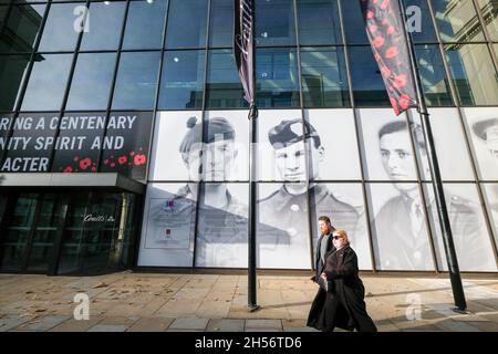 Coutts, Strand, London, Großbritannien. November 2021. Coutts Bank Fenster auf dem Strand dekoriert für den Gedenktag. Kredit: Matthew Chattle/Alamy Live Nachrichten Stockfoto