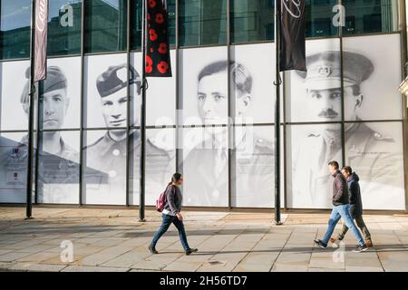 Coutts, Strand, London, Großbritannien. November 2021. Coutts Bank Fenster auf dem Strand dekoriert für den Gedenktag. Kredit: Matthew Chattle/Alamy Live Nachrichten Stockfoto