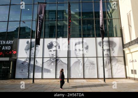 Coutts, Strand, London, Großbritannien. November 2021. Coutts Bank Fenster auf dem Strand dekoriert für den Gedenktag. Kredit: Matthew Chattle/Alamy Live Nachrichten Stockfoto