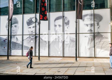 Coutts, Strand, London, Großbritannien. November 2021. Coutts Bank Fenster auf dem Strand dekoriert für den Gedenktag. Kredit: Matthew Chattle/Alamy Live Nachrichten Stockfoto