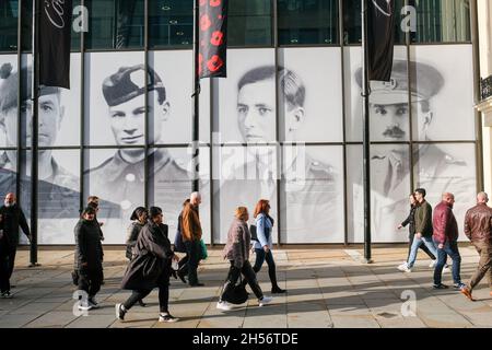 Coutts, Strand, London, Großbritannien. November 2021. Coutts Bank Fenster auf dem Strand dekoriert für den Gedenktag. Kredit: Matthew Chattle/Alamy Live Nachrichten Stockfoto