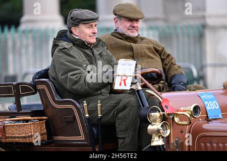 London nach Brighton Veteran und Vintage Car Run Stockfoto