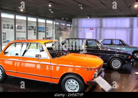 BMW 2002 TI, orange Farbe. Die BMW 02 Serie ist eine Serie von kompakten Executive Cars, die BMW zwischen 1966 und 1977 produziert hat. BMW Museum, München, Deutschland Stockfoto