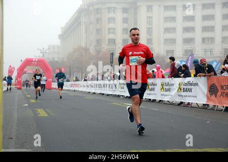 BUKAREST, RUMÄNIEN - 30. Oktober 2021: Athleten nehmen am 10-km-Rennen beim Bukarest-Marathon Teil. Stockfoto