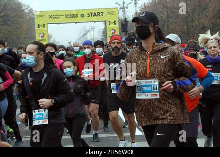 BUKAREST, RUMÄNIEN - 30. Oktober 2021: Athleten nehmen am 10-km-Rennen beim Bukarest-Marathon Teil. Stockfoto