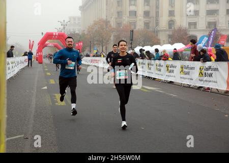 BUKAREST, RUMÄNIEN - 30. Oktober 2021: Athleten nehmen am 10-km-Rennen beim Bukarest-Marathon Teil. Stockfoto