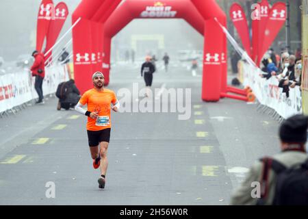 BUKAREST, RUMÄNIEN - 30. Oktober 2021: Athleten nehmen am 10-km-Rennen beim Bukarest-Marathon Teil. Stockfoto