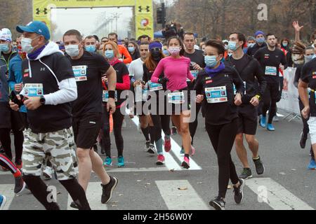 BUKAREST, RUMÄNIEN - 30. Oktober 2021: Athleten nehmen am 10-km-Rennen beim Bukarest-Marathon Teil. Stockfoto
