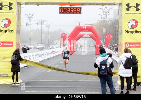 BUKAREST, RUMÄNIEN - 30. Oktober 2021: Athleten nehmen am 10-km-Rennen beim Bukarest-Marathon Teil. Stockfoto
