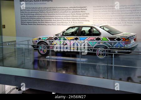 BMW 525 (E34): Art Cars, Jahr 1991, Malerin Esther Mahlangu, BMW Art Car ist eine Serie von 19 Autos, die von verschiedenen Künstlern gemalt wurden. BMW Museum. Stockfoto