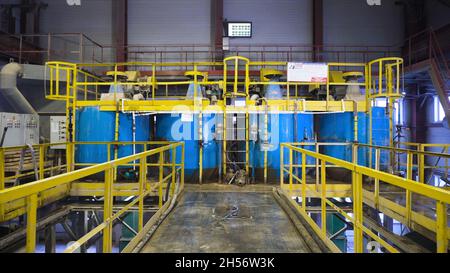 Kessel für Rohstoffe im Werk. Archivmaterial. Riesige Kessel zum Lagern oder Mischen von Rohstoffen in der Fabrik. Im Inneren der modernen Rohstofffabrik Stockfoto