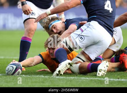 Der Australier Michael Hooper kann es erst einmal versuchen, bevor er beim Spiel der Autumn Internationals im BT Murrayfield Stadium in Edinburgh ausgeschlossen wird. Bilddatum: Sonntag, 7. November 2021. Siehe PA Story RUGBYU Edinburgh. Der Bildnachweis sollte lauten: Steve Welsh/PA Wire. EINSCHRÄNKUNGEN: Die Nutzung unterliegt Einschränkungen. Nur redaktionelle Verwendung, keine kommerzielle Nutzung ohne vorherige Zustimmung des Rechteinhabers. Stockfoto