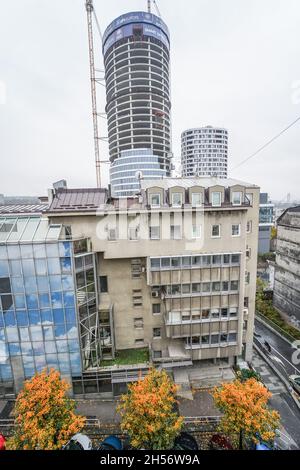 Auf der Baustelle mit Zufahrtsstraße und angrenzenden Gebäuden wird gerade ein Skyline Tower-Gebäude entwickelt Stockfoto