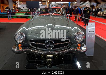 LYON, FRANKREICH, 5. November 2021 : Mercedes 190SL. Der Salon Epoq'Auto wird seit 1979 mit über 70,000 Besuchern pro Jahr organisiert. Stockfoto