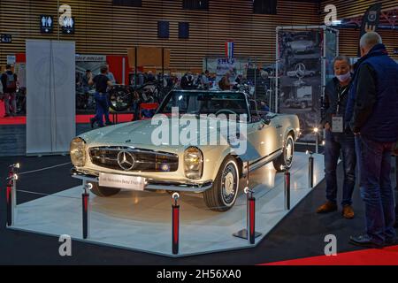 LYON, FRANKREICH, 5. November 2021 : netter Mercedes 280 im Salon Epoq'Auto, der seit 1979 organisiert wird und jährlich über 70,000 Besucher hat. Stockfoto