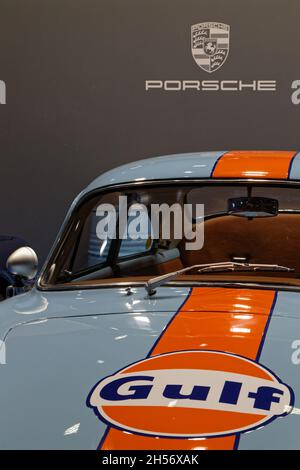 LYON, FRANKREICH, 5. November 2021 : Gulf Stand im Salon Epoq'Auto, organisiert seit 1979, mit über 70,000 Besuchern pro Jahr. Stockfoto