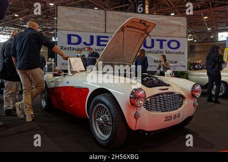 LYON, FRANKREICH, 5. November 2021 : Austin Healey. Der Salon Epoq'Auto wird seit 1979 mit über 70,000 Besuchern pro Jahr organisiert. Stockfoto