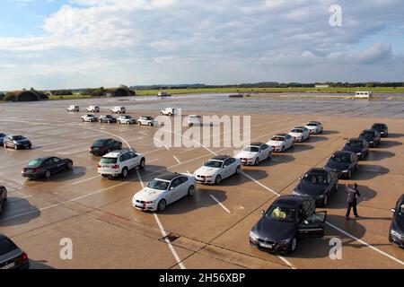 BMWs in Panoramasicht in einem stillgelegten Militärstützpunkt des Zweiten Weltkriegs geparkt. München, Deutschland - September 2013. Stockfoto