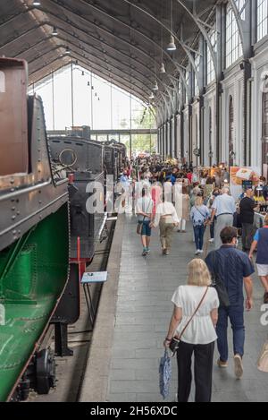 MADRID, SPANIEN - 12. Sep 2021: Eine vertikale Aufnahme des Museo del Ferrocarril - eine Veranstaltung mit Kunsthandwerksläden in Madrid, Spanien Stockfoto