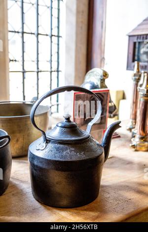 Ausstellung von Küchengeräten, Metallkessel im Arundel Castle, West Sussex, Großbritannien Stockfoto