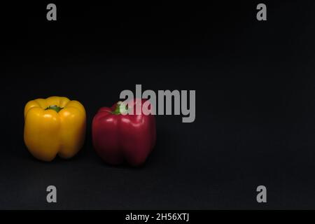 Stillleben Von Gelben Und Roten Paprika Stockfoto