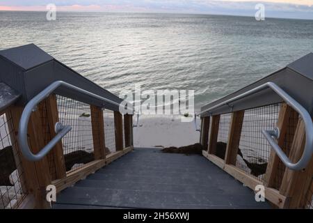 Treppen führen zu einem wunderschönen tropischen Sandstrand Stockfoto