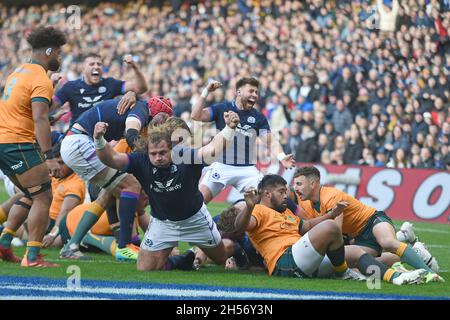 Edinburgh, Großbritannien. November 2021. Hamish Watson aus Schottland erzielt beim Spiel der Autumn Nation Series im Murrayfield Stadium, Edinburgh, ScotlandÕs erste Chance. Bildnachweis sollte lauten: Neil Hanna/Sportimage Kredit: Sportimage/Alamy Live News Stockfoto