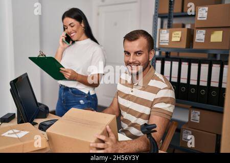 Männer und Frauen, die im Geschäft mit dem Smartphone sprechen und das Etikett mit einem Barcode-Lesegerät scannen Stockfoto
