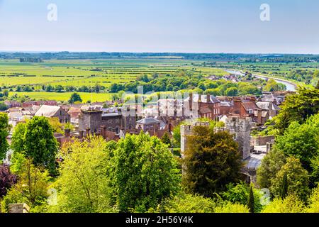 Blick über die Stadt Arundel und die umliegende Landschaft von Arundel Castle, West Sussex, Großbritannien Stockfoto